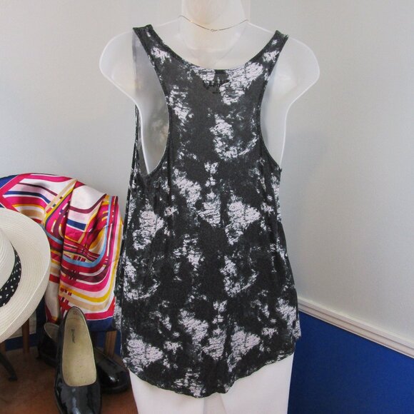 Mudd Black and White Tie Dye Relaxed Fit Tank - Picture 5 of 11